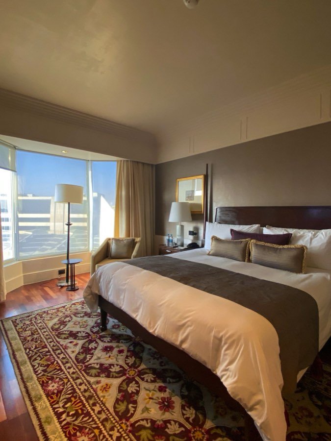 Suite luminosa con cama doble y ventanal al mar.