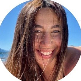 Carolina Gonzalez, de PAGINAS S, sonriendo al aire libre.