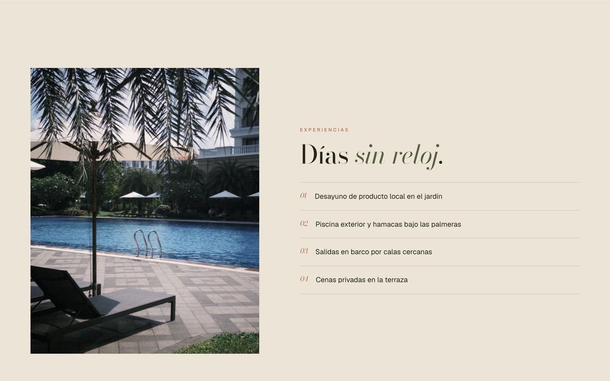 Sección de experiencias de Casa Albada con la piscina entre palmeras y una lista de actividades.
