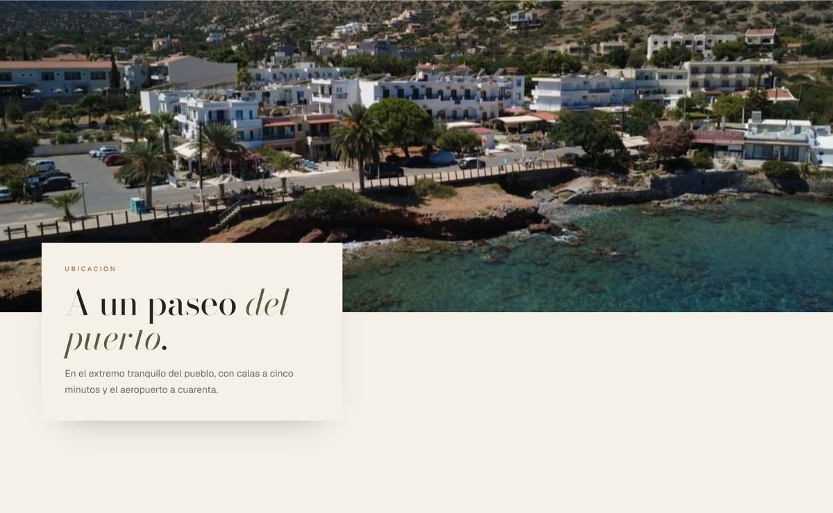 Sección de ubicación de Casa Albada: vista del pueblo junto al mar y una tarjeta con la distancia al puerto.