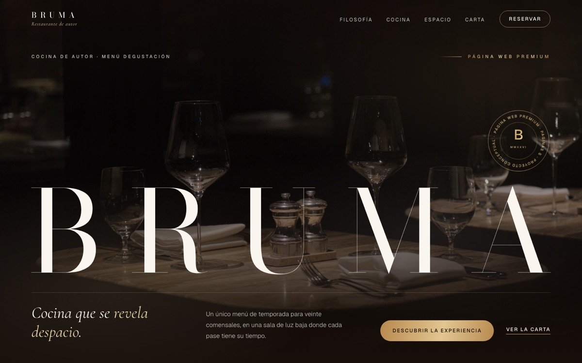 Página de inicio de Bruma, un restaurante ficticio: el nombre en grandes letras sobre una mesa con copas a media luz.
